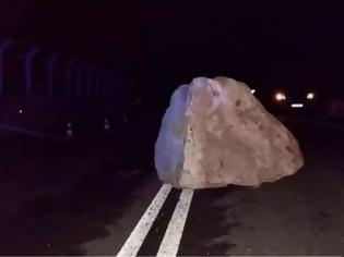 Φωτογραφία για Τεράστιος βράχος έπεσε στην εθνική οδό Λαμίας - Καρπενησίου
