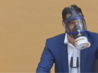 Φωτογραφία για Βαυαρία: Με μάσκα... αερίων βουλευτής του AfD εκφώνησε στη Βουλή την ομιλία του - Βίντεο