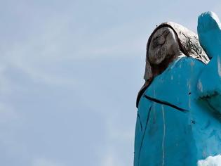 Φωτογραφία για Σλοβενία: Πυρπολήθηκε ξυλόγλυπτο άγαλμα της Μελάνια Τραμπ