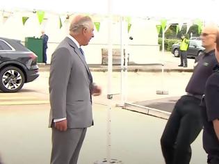 Φωτογραφία για Πρίγκιπας Κάρολος: Εργαζόμενος λιποθύμησε μπροστά τους και αυτός συνέχισε ατάραχος τις «χειραψίες» (βίντεο)
