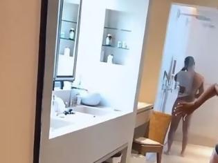 Φωτογραφία για Η Κρίσι Τέιγκεν έβγαλε selfie και εξέθεσε τον σύζυγό της - Δείτε βίντεο