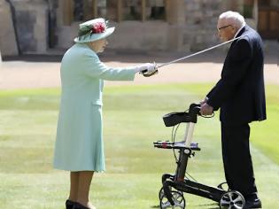 Φωτογραφία για Η βασίλισσα Ελισάβετ έχρισε ιππότη τον «Κάπτεν Τομ», που συγκέντρωσε ποσό ρεκόρ για τους επαγγελματίες υγείας