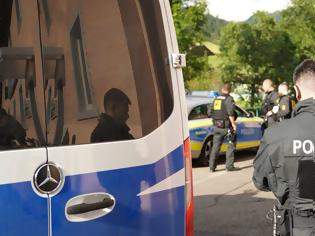 Φωτογραφία για Ταραχές στη Φρανκφούρτη σε υπαίθριο «πάρτι κορωνοϊού» - Πέντε αστυνομικοί τραυματίστηκαν, 39 συλλήψεις