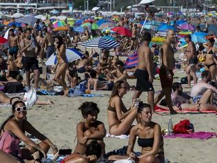 Φωτογραφία για Κατέκλυσαν τις παραλίες της Βαρκελώνης...παρά τις συστάσεις των αρχών...