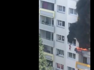 Φωτογραφία για Αδερφάκια πηδούν από ύψος 10 μέτρων για να σωθούν από φλεγόμενο διαμέρισμα