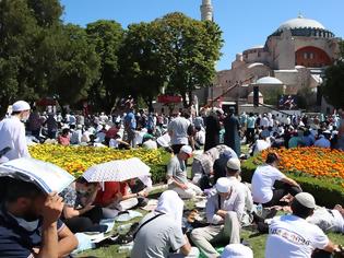 Φωτογραφία για Αγιά Σοφία: Τζαμί μετά από 86 χρόνια - Συρρέουν οι Τούρκοι έξω από τη Μεγάλη Εκκλησιά -