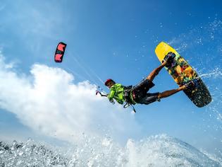 Φωτογραφία για Τρομακτικό ατύχημα: Ο αέρας πέταξε kite surfer σε αυτοκίνητο και σε περίφραξη