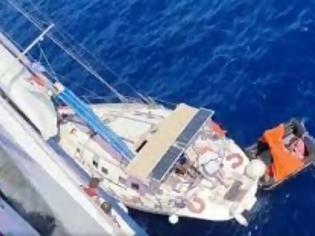 Φωτογραφία για Βίντεο: Καρέ - καρέ η διάσωση ναυαγών από ιστιοπλοϊκό ανοιχτά της Καρύστου
