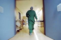 Οδηγίες του υπουργείου Υγείας προς τα νοσοκομεία για τα επισκεπτήρια και τους συνοδούς