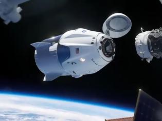 Φωτογραφία για Η διαστημική κάψουλα της SpaceX επιστρέφει στη Γη
