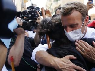 Φωτογραφία για Έκρηξη στη Βηρυτό: Η viral αγκαλιά του Μακρόν σε Λιβανέζα - «Είμαι εδώ για να βοηθήσω εσάς»
