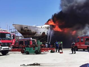 Φωτογραφία για Φωτιά και έκρηξη σε ναυπηγείο στη Σύρο: Θαλαμηγός έγινε στάχτη