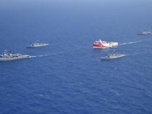 Φωτογραφία για Κρίση στο Αιγαίο: Οι Τούρκοι έδωσαν φωτογραφίες του Oruc Reis με πολεμικά πλοία