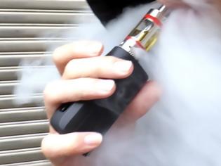 Φωτογραφία για Tο άτμισμα ηλεκτρονικού τσιγάρου συνδέεται με αυξημένο κίνδυνο Covid-19 σε νέους