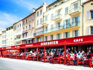 Φωτογραφία για Γαλλία: Έκλεισε το εμβληματικό καφέ «Sénéquier» του Σεν-Τροπέ λόγω κορωνοϊού