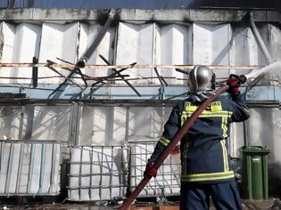 Φωτογραφία για Καίει για δεύτερη μέρα η φωτιά στη Μεταμόρφωση - Κατέρρευσε μέρος του κτιρίου