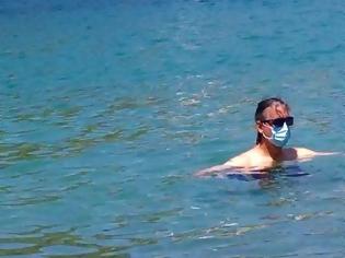 Φωτογραφία για Επικίνδυνο: Έκανε μπάνιο στη θάλασσα με χειρουργική μάσκα