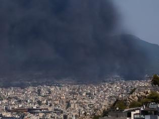 Φωτογραφία για Φωτιά στη Μεταμόρφωση - Υπουργείο Περιβάλλοντος: Υπό στενή παρακολούθηση το θέμα της πυρκαγιάς