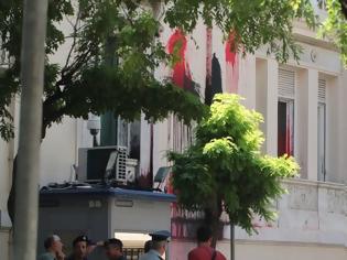 Φωτογραφία για Κούρδοι πέταξαν μπογιές μπροστά στην πρεσβεία της Τουρκίας στην Αθήνα