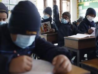 Φωτογραφία για Το να μην πηγαίνουν τα παιδιά σχολείο δημιουργεί μεγαλύτερους κινδύνους από ότι με τον κοροναϊό