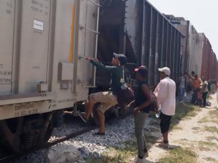 Φωτογραφία για Μετανάστες σκαρφάλωσαν σε εμπορική αμαξοστοιχία με σκοπό να φτάσουν στην Ειδομένη