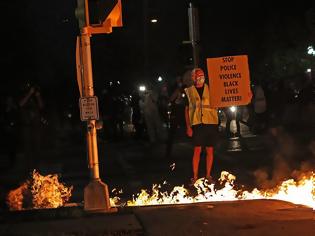 Φωτογραφία για ΗΠΑ: «Φλέγεται» το Ουισκόνσιν - Ένας νεκρός από πυροβολισμούς στις διαδηλώσεις