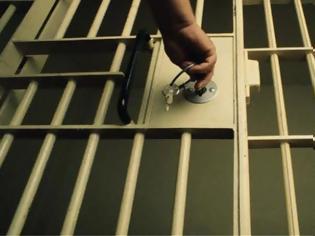 Φωτογραφία για Χειροπέδες σε σωφρονιστικό υπάλληλο των φυλακών Νιγρίτας μετά από μήνυση κρατούμενου για απειλή