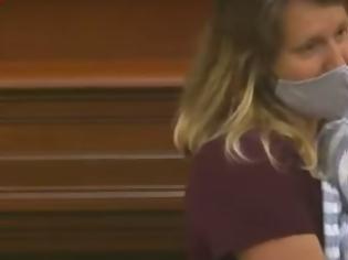 Φωτογραφία για Viral το βίντεο με μητέρα βουλευτή που ανέβηκε στο βήμα με το νεογέννητο μωρό της