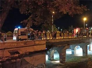 Φωτογραφία για Φρίκη στη Λάρισσα.. Αυτοκίνητο χτύπησε και εκτόξευσε δυο παιδιά από την γέφυρα του Αλκαζάρ! (Φωτο και βίντεο)