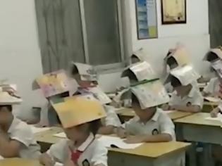 Φωτογραφία για Δάσκαλος φόρεσε καπέλο τα βιβλία στους μαθητές του για να μην... καμπουριάζουν - Βίντεο
