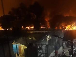 Φωτογραφία για Χάος στη Μόρια, κάηκε το κέντρο μεταναστών – Στο δρόμο 12.500 άνθρωποι, σε κατάσταση έκτακτης ανάγκης για 4 μήνες το νησί