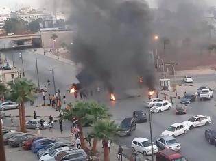 Φωτογραφία για Λιβύη: Μεγάλες διαδηλώσεις με φωτιές και επεισόδια στη Βεγγάζη