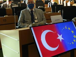 Φωτογραφία για Προβοκάτσια Τσαβούσογλου μέσα στο Ευρωκοινοβούλιο – Εμφάνισε την σημαία της ΕΕ ως ημισέληνο!