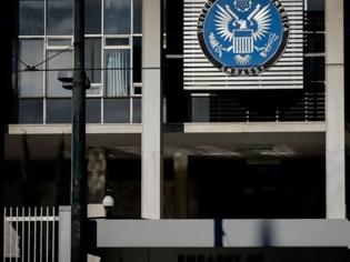 Φωτογραφία για Έπεσε φωτοβολίδα με μικρό αλεξίπτωτο κοντά στην πρεσβεία των ΗΠΑ
