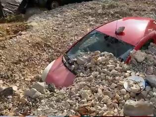 Φωτογραφία για Ιανός - Κεφαλονιά: Βουνό από πέτρες σκέπασε τα αυτοκίνητα