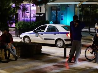 Φωτογραφία για Πλατεία Βαρνάβα: Έφοδος της αστυνομίας για τον συνωστισμό -