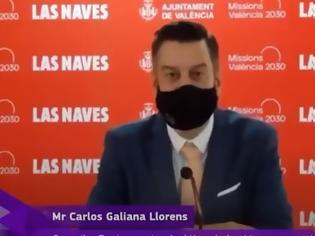 Φωτογραφία για Ισπανία: Αντιδήμαρχος κρύφτηκε πίσω από τη μάσκα για να μιλήσει Αγγλικά που δεν γνώριζε