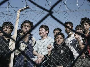 Φωτογραφία για Σκλαβοπάζαρο στις πλάτες των μεταναστών: Εταιρία τους στέλνει σε χωράφια και πλουτίζει σε βάρος τους