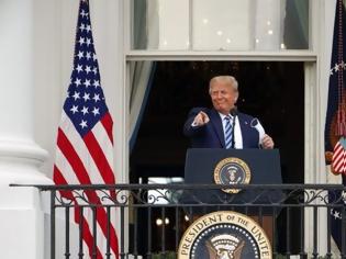 Φωτογραφία για Νέο σόου Τραμπ: Βγήκε στο μπαλκόνι του Λευκού Οίκου για να δηλώσει «είμαι καλά»