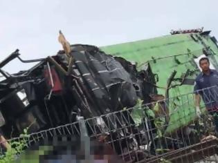 Φωτογραφία για Τρομακτικό δυστύχημα στην Ταϊλάνδη: Λεωφορείο συγκρούστηκε με τρένο - Τουλάχιστον 17 νεκροί