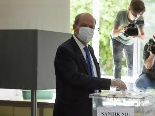 Φωτογραφία για «Εκλογές» στα κατεχόμενα: Ερσίν Τατάρ και Μουσταφά Ακιντζί πέρασαν στο δεύτερο γύρο