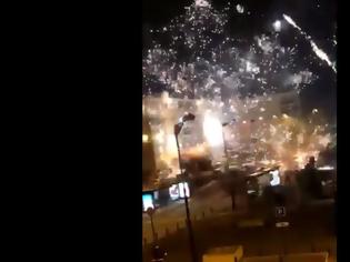 Φωτογραφία για Γαλλία: Άγνωστοι επιτέθηκαν με πυροτεχνήματα σε αστυνομικό τμήμα έξω από το Παρίσι
