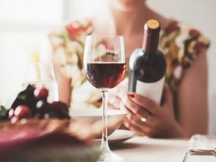 Φωτογραφία για Μπορεί το λάθος ποτήρι να σε κάνει να πιεις παραπάνω κρασί;