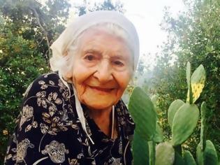 Φωτογραφία για Αιωνόβια γιαγιά νίκησε τον κοροναϊό. Τι λέει ο Ηλίας Μόσιαλος για το πείσμα της