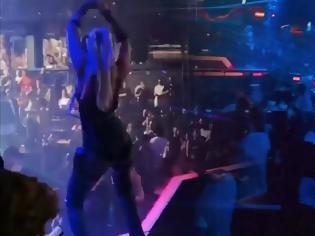 Φωτογραφία για «Κορωνοπάρτι» με καυτές χορεύτριες στο κέντρο της Αθήνας -