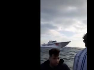 Φωτογραφία για Τούρκικο σκάφος καταδιώκει μετανάστες που κατευθύνονται προς τα ελληνικά παράλια - Bίντεο