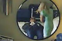 ΗΠΑ: Σάλος για τον ξαπλωμένο Ρούντι Τζουλιάνι και το χέρι στο παντελόνι μπροστά σε νεαρή δημοσιογράφο