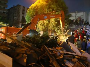 Φωτογραφία για Σμύρνη: Μάχη με το χρόνο για να ανασύρουν τους εγκλωβισμένους από τον μεγάλο σεισμό