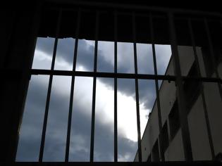 Φωτογραφία για Λάρισα: Αυτοπυρπολήθηκε κρατούμενος