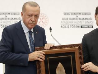 Φωτογραφία για Πώς φτάσαμε τα «μαλλιοτραβήγματα» του γαμπρού του Ερντογάν με τον νέο διοικητή της Κεντρικής Τράπεζας της Τουρκίας